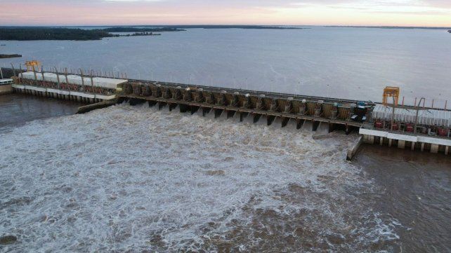La represa de Salto Grande informó que la altura del río está en descenso. (foto Archivo)