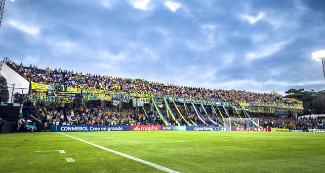 En su primer viaje en la Libertadores de este año, en Paraguay, el hincha canalla acompañó masivamente al equipo de Almirón.