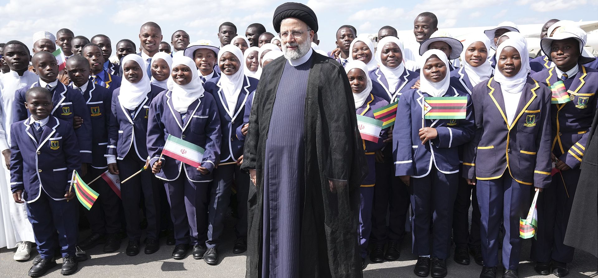 El presidente de Irán, Ebrahim Raisi, posa para una fotografía con niños a su llegada al aeropuerto Robert Mugabe en Harare, Zimbabue, el jueves 13 de julio de 2023. El presidente de Irán se encuentra en una rara visita a África ya que el país, que está bajo fuertes sanciones económicas de Estados Unidos, busca profundizar las asociaciones en todo el mundo. (Foto AP/Tsvangirayi Mukwazhi) El presidente de Irán, Ebrahim Raisi, posa para una fotografía con niños a su llegada al aeropuerto Robert Mugabe en Harare, Zimbabue, el jueves 13 de julio de 2023. El presidente de Irán se encuentra en una rara visita a África ya que el país, que está bajo fuertes sanciones económicas de Estados Unidos, busca profundizar las asociaciones en todo el mundo. (Foto AP/Tsvangirayi Mukwazhi)