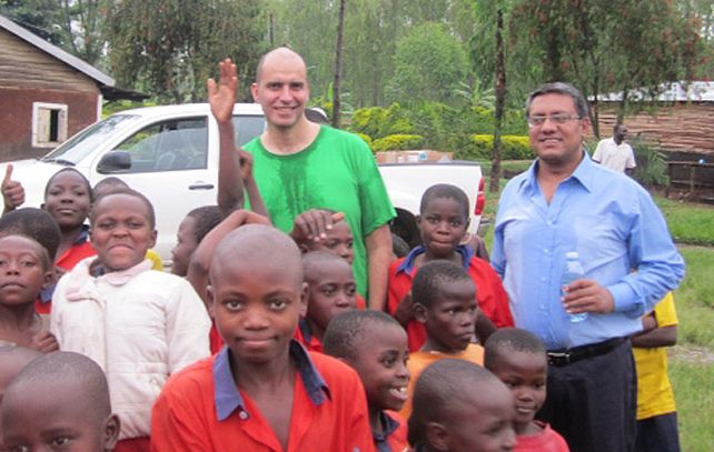 Andrés Pérez viajó a Uganda enviado por la Universidad de Minessota para la que realiza investigaciones para controlar epidemias.