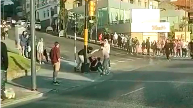 Video: otra feroz pelea entre jóvenes a la salida de un boliche