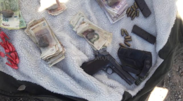 Intentó escaparse y lo atraparon con cocaína y un arma cargada