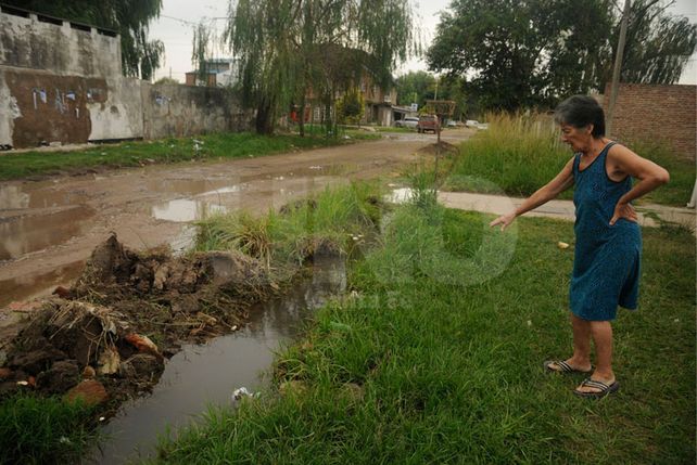 Incertidumbre. Los vecinos no saben si el caño que está roto está sobre la vereda o en la zanja. La pérdida es todo el tiempo.