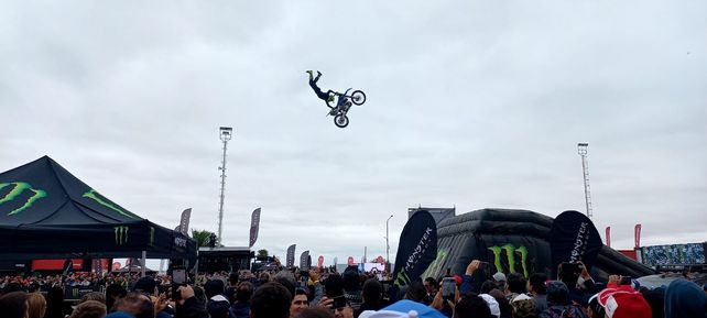 El show de free style en la zona del Fan Zone fue un imán para los fanáticos del MotoGP.