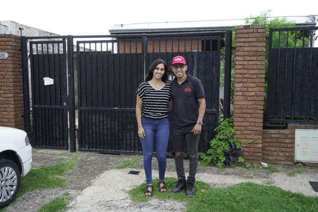 El garaje donde comenzó todo. En la foto, Sebastián junto a su hermana que también trabaja en Sor.