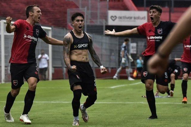 Misael Jaime celebra el gol de penal con el que la reserva de Newell’s venció 1 a 0 a Central el jueves en el Coloso.