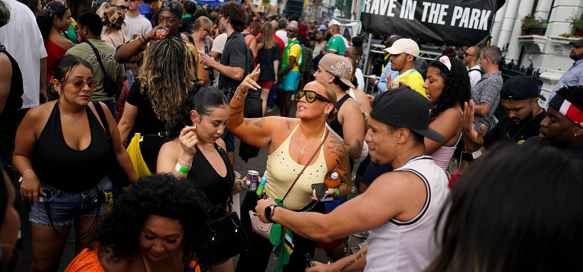 Los asistentes celebran el Carnaval de Notting Hill en Londres, el lunes 31 de agosto de 2026. (Foto AP/Alberto Pezzali)