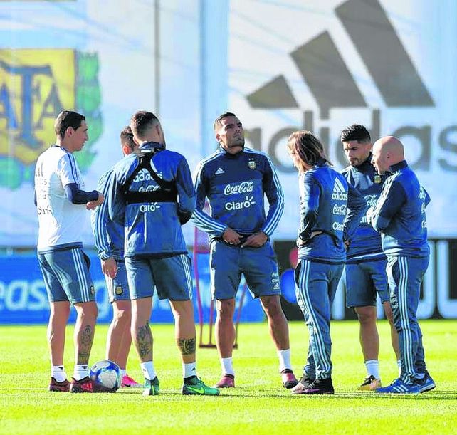Apuntado. Gabriel Mercado (de frente) integraría la línea de tres de la defensa.