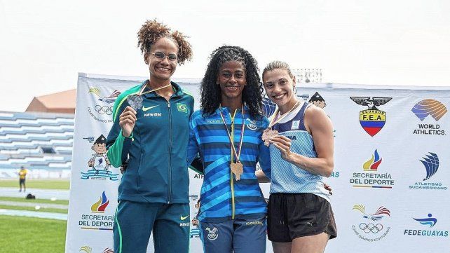 La santafesina Guillermina Cossio (a la derecha) consiguió medalla de oro en 100