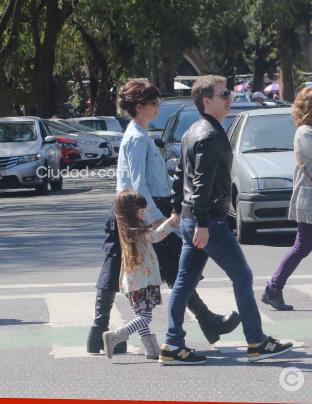 A pesar de la separación, Griselda Siciliani y Adrián Suar pasearon con su hija por Palermo