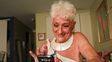 Tiene 83 años, es un éxito en Tinder y ya tuvo citas con más de 50 hombres