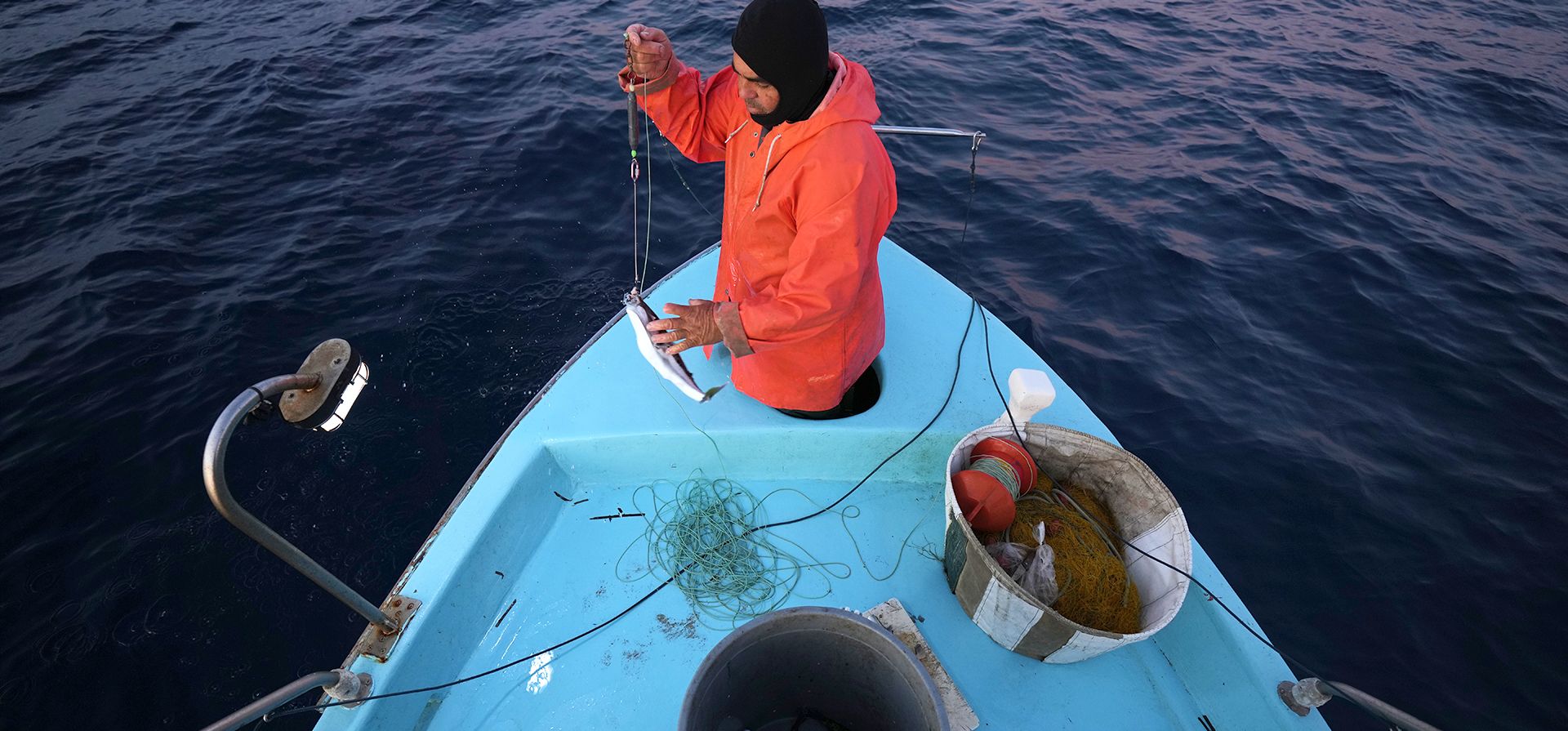 El pescador Photis Gaitanos captura un pez sapo mientras pesca desde su barco frente a la costa de Larnaca, Chipre, en el Mediterráneo oriental, la madrugada del sábado 20 de diciembre de 2025. (Foto AP/Petros Karadjias) El pescador Photis Gaitanos captura un pez sapo mientras pesca desde su barco frente a la costa de Larnaca, Chipre, en el Mediterráneo oriental, la madrugada del sábado 20 de diciembre de 2025. (Foto AP/Petros Karadjias)
