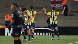 Veliz y Buonanotte festejan el gran triunfo de los pibes de Central.