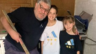 Francesca e Isabella, las hijas de Wanda Nara y Mauro Icardi, visitaron a su abuelo paterno en Rosario y cocinaron locro