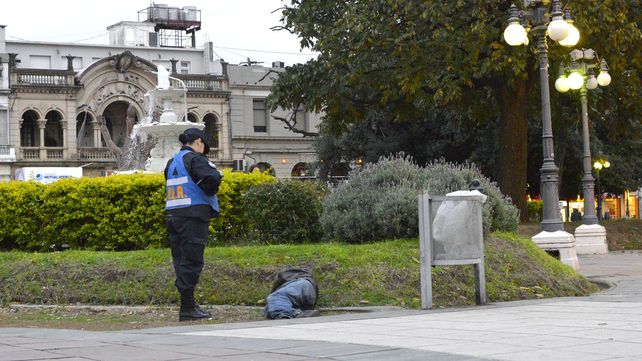 El miércoles la mujer policía se acercó hasta el hombre que dormía en la plaza por la borrachera.&nbsp; 
