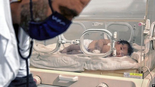 Rescatan a bebé que nació bajo los escombros en terremoto en Siria