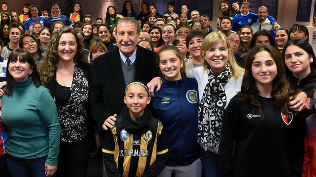 Anuncio importante. &nbsp;Mario Giammaría y Alejandra Rodenas apoyaron al fútbol femenino.&nbsp; Las jugadoras de todos clubes se dieron presente al salón de la Asociación Rosarina de Fútbol.&nbsp;