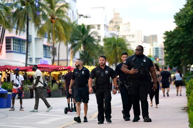 Policias patrullan por Ocean Drive
