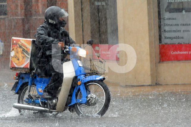Una copiosa e intensa lluvia castigó el mediodía santafesino