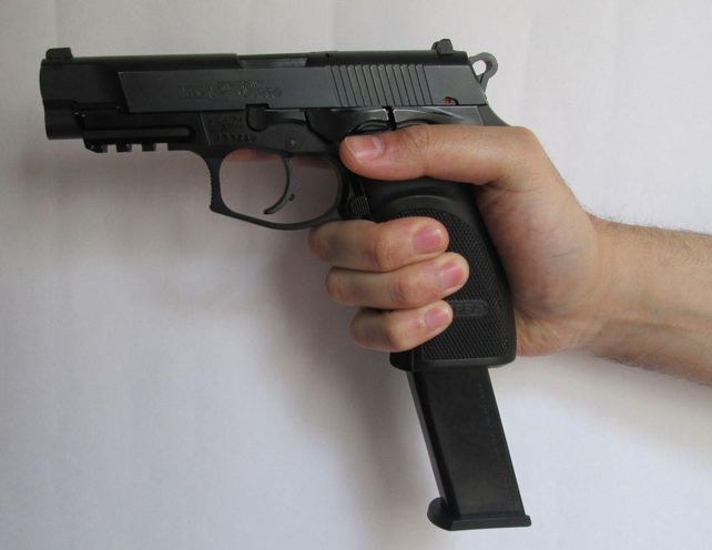 Pistola 9 milímetros con cargador de metra. Un arma modificada para disparar en una ráfaga.