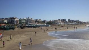 Rescatan con vida a los tres hombres desaparecidos en el mar frente a Pinamar