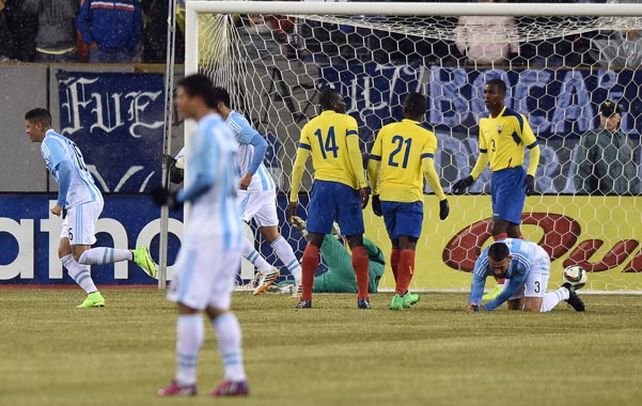 Sergio Agüero (fuera de imagen) ya cabeceó al gol. Iban 8 minutos y el Kun cumplió con su cuota. En el segundo tiempo fue reemplazado por otro 9: Carlos Tevez.