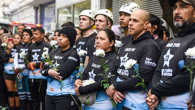 Rescatistas dijeron presente y homenajearon a las víctimas de la tragedia de calle Salta.