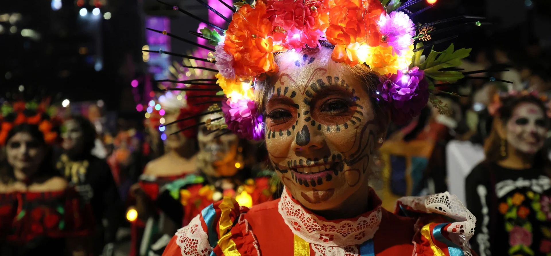Personas vestidas de catrinas desfilan por las calles durante las celebraciones previas al Día de Muertos, Ciudad de México, México. Fotografía: Ginnette Riquelme/AP Personas vestidas de catrinas desfilan por las calles durante las celebraciones previas al Día de Muertos, Ciudad de México, México. Fotografía: Ginnette Riquelme/AP