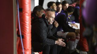 La última imagen del Gallego Méndez en el banco de Newells fue en La Paternal ante Argentinos.