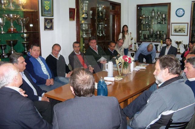 En Regatas. Los dirigentes en el encuentro de la semana pasada. El senador Lifschitz tomó nota de las demandas.