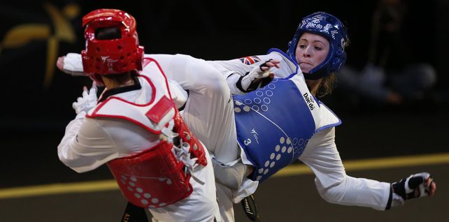 La británica Jade Jones (d) combate con la kazaja Kamila Aimukasheva hoy, en la categoría 57kg femenina durante el Campeonato Mundial de Taekwondo realizado en el Centro Acuático de Guadalajara (México) . 