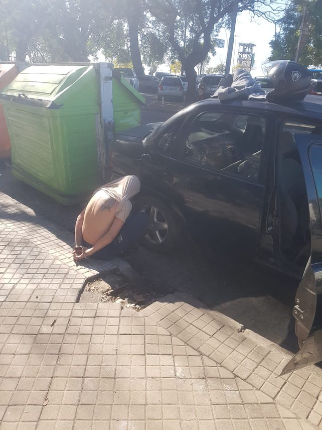 El distribuidor de drogas quedó detenido en plena calle.