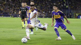 Jaminton Campaz intenta desequilibrar en La Bombonera, donde Central sufrió la primera derrota en el torneo.