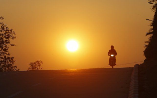 Un motociclista y la puesta de sol en Naypyitaw, Myanma. La televisión militar de Myanmar dijo el lunes que el ejército estaba tomando el control del país durante un año.