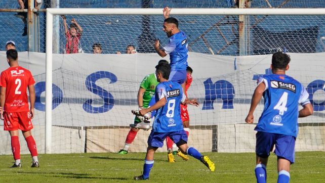 Agustín Príncipe festeja. Sobre el final convirtió el gol que le dio el triunfo a Argentino para enderezar el camino en Primera D.