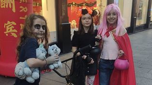 Niñas que en Rosario recorrieron la peatonal disfrazadas por Halloween.