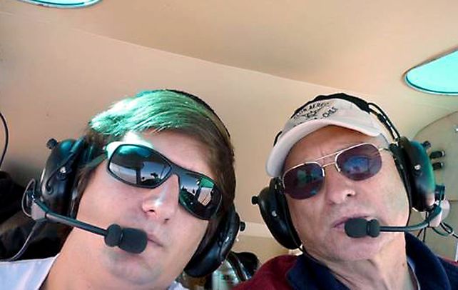Aventureros. Los pilotos bahienses Nicolás Cambiagno (21 años) y Samuel Volpin (56) en la cabina de su avión.