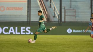 Con clase. Gaspar Servio pateó los dos penales con maestría y es el goleador canalla.