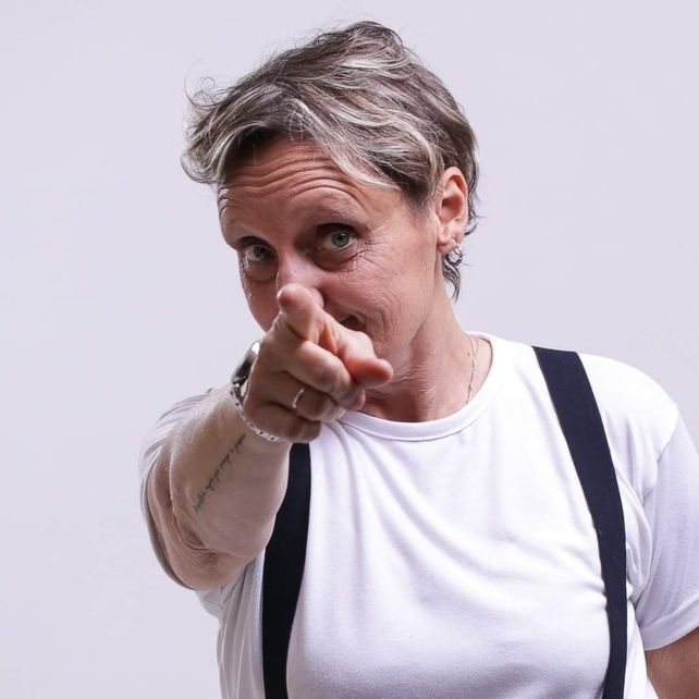 Adriana Jaworski dictará un seminario sobre stand up y ofrecerá su espectáculo "Nos conocimos en Tinder".