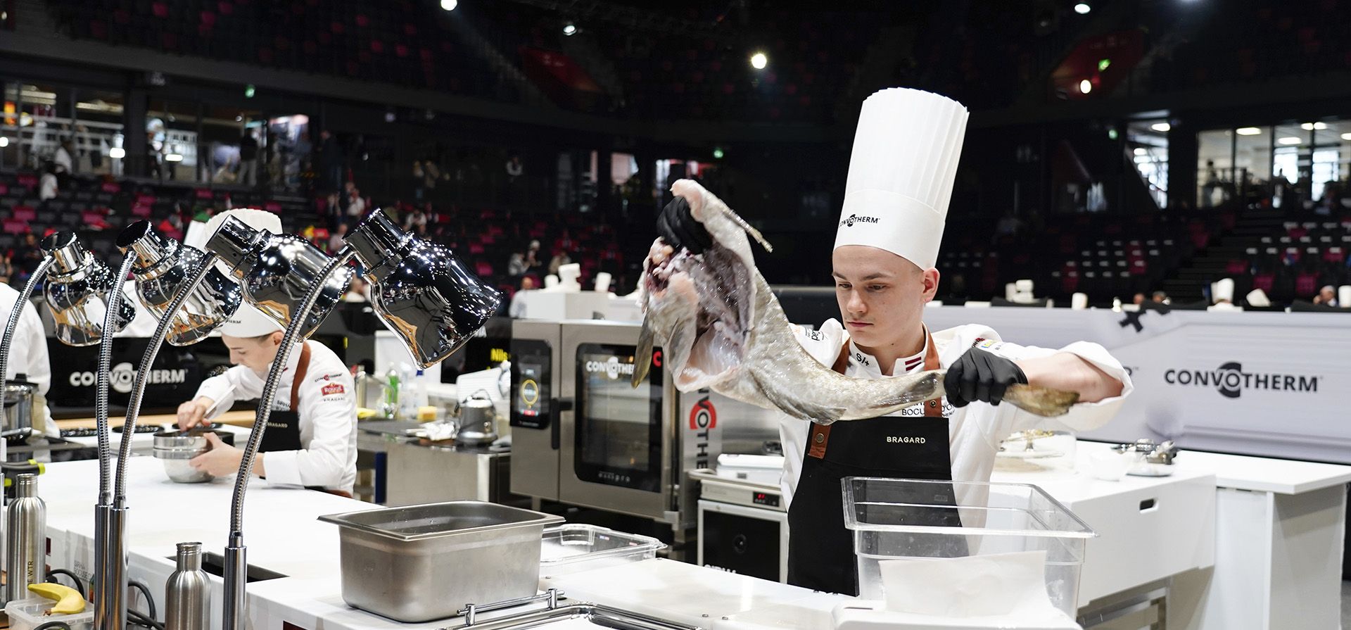 Nils Gevele de Letonia durante la final europea del Bocuse d Nils Gevele de Letonia durante la final europea del Bocuse d