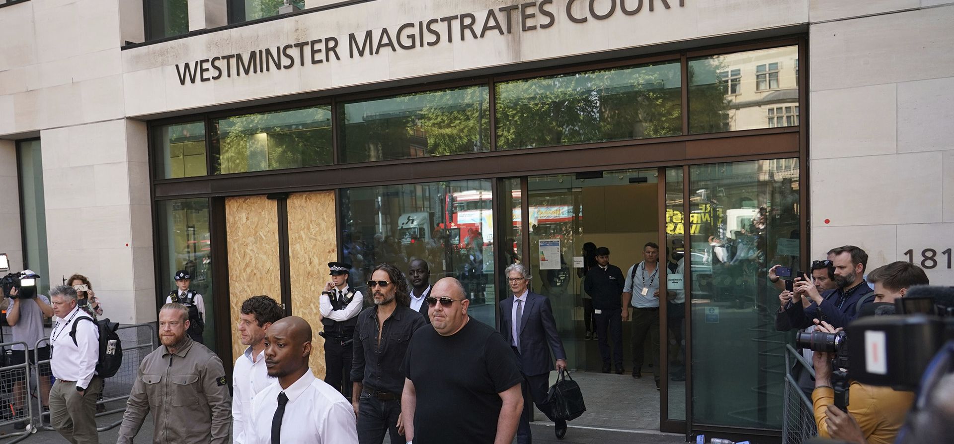 El cómico y actor Russell Brand sale del Tribunal de Magistrados de Westminster, en Londres, el 2 de mayo de 2025, donde enfrenta acusaciones de violación y abusos sexuales que implican a cuatro mujeres, (AP Foto/Alberto Pezzali) El cómico y actor Russell Brand sale del Tribunal de Magistrados de Westminster, en Londres, el 2 de mayo de 2025, donde enfrenta acusaciones de violación y abusos sexuales que implican a cuatro mujeres, (AP Foto/Alberto Pezzali)