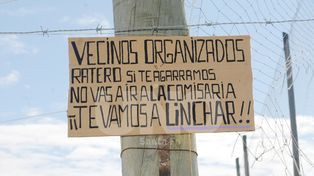 Con un letrero, vecinos del barrio Los Hornos amenazan a los ladrones con atacarlos si roban