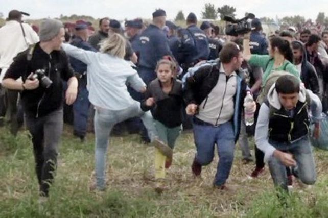 La periodista húngara que pateó a refugiados puede ser condenada a cinco años de prisión