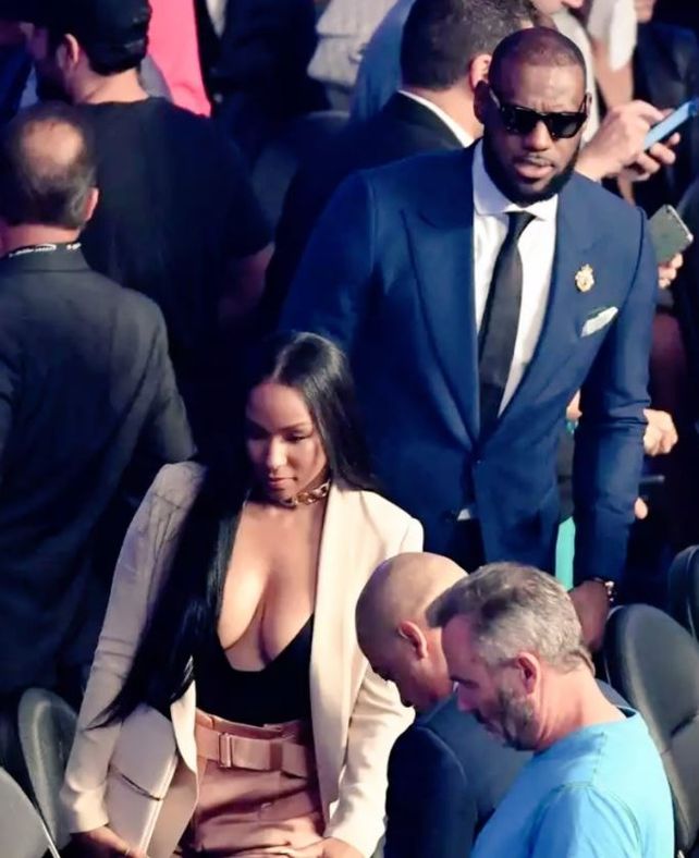 Quién es la mujer del escote que se robó las miradas en Mayweather vs. McGregor