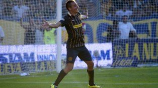 Goleador. Marco Ruben abre los brazos tras convertir el 2-0 en 2016, en el Gigante de Arroyito.