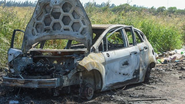 Crimen en Pérez: hallan el cadáver de un hombre a metros de un auto incendiado