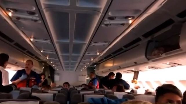 Susto. El interior del avión luego del episodio ilustrado por una foto tomada por un pasajero.