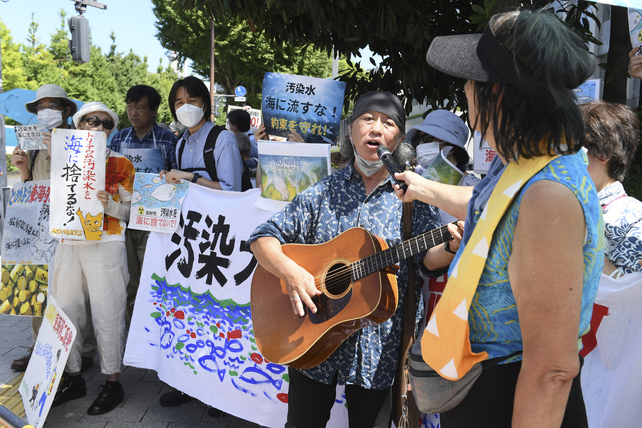 Protesta en Tokio de habitantes de Fukushima y ecologistas contra el vertido de agua radiactiva.