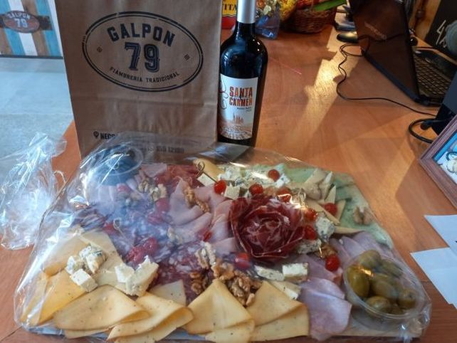 Todo suma. Este sábado sortean una picada (foto) un asado para cuatro personas y torta.