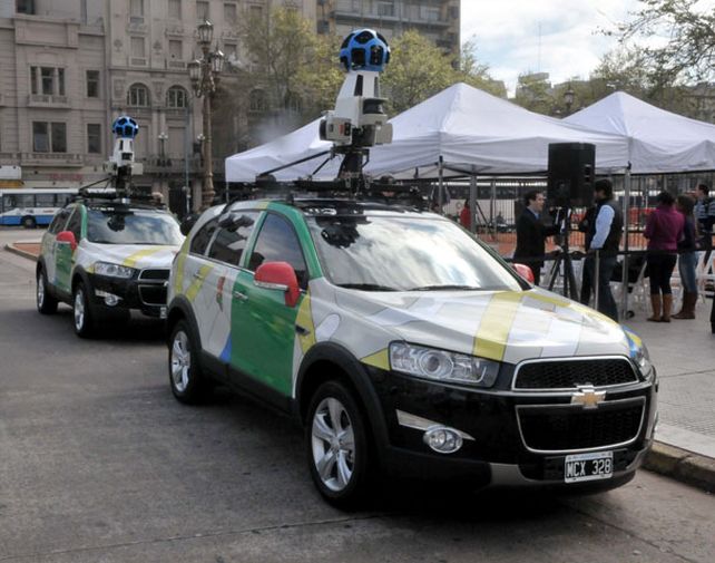 Los autos equipados de Google ya recorren varias ciudades de la Argentina. (Foto: Télam)